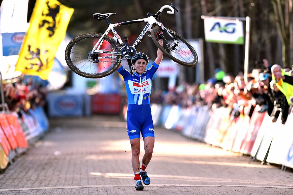 Sanne cant carries her bike across the line at the 2016 Belgian championships.
