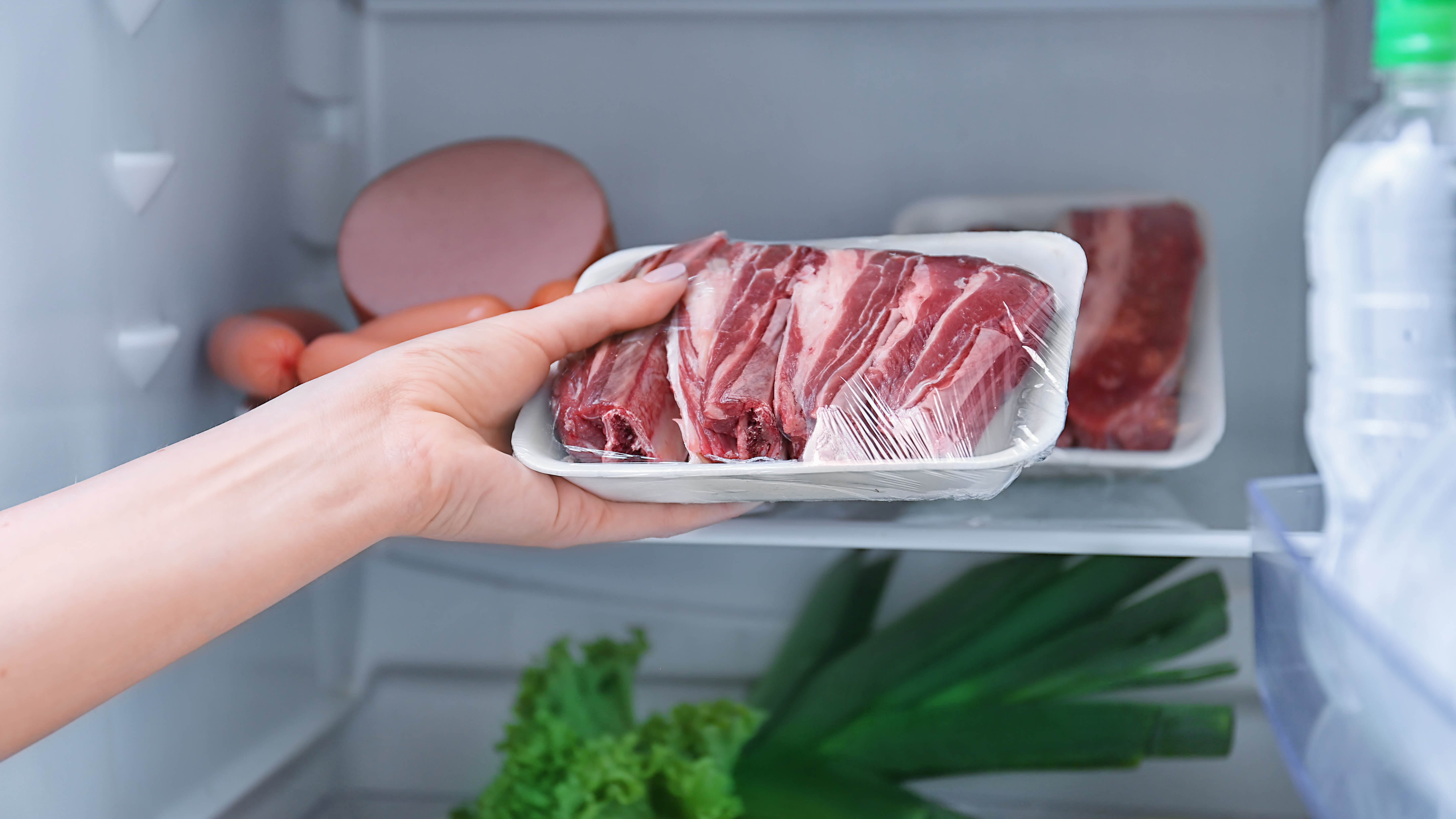 Упакованное мясо в холодильнике