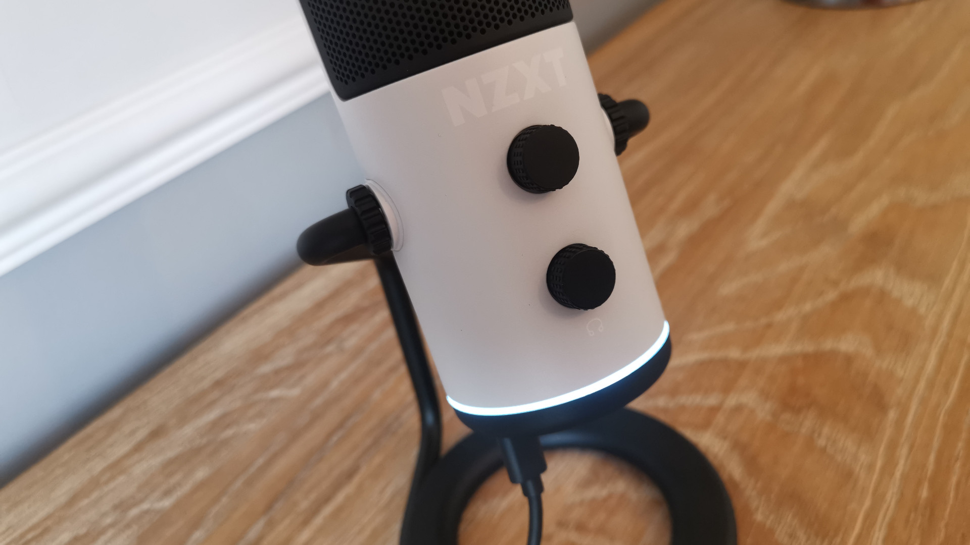 A close up shot of the dials on the NZXT Capsule USB Microphone