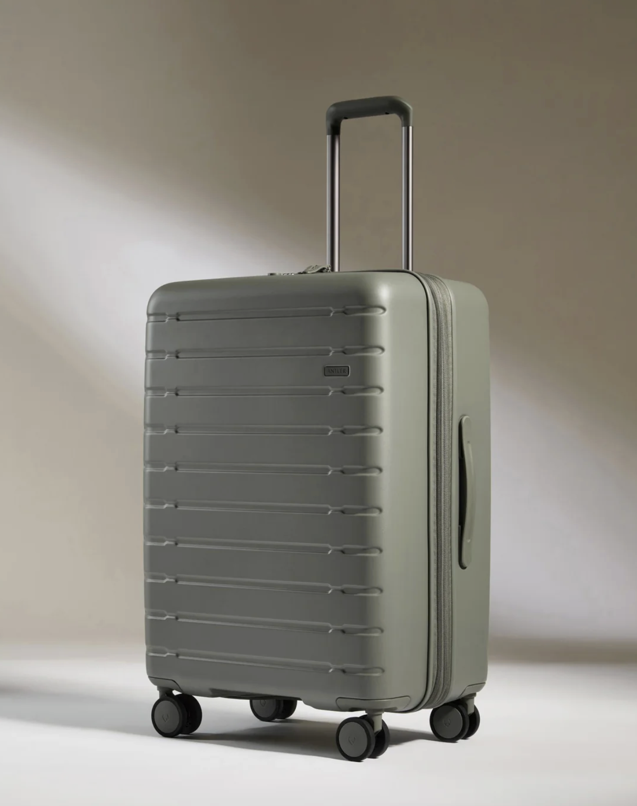 Antler, Medium Suitcase in Field Green Stamford 2.0