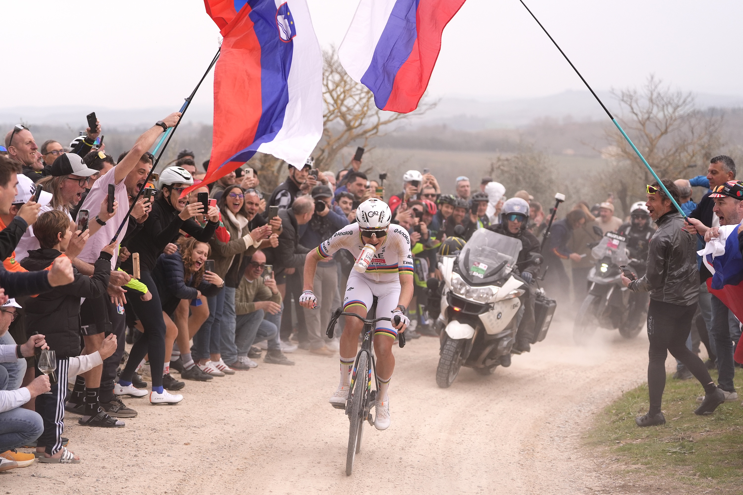 Siena, Itália - 7 de março: Tadej Pogacar da Eslovênia e Equipe dos Emirados Árabes Unidos - Felicidades durante o 2026 Strade Bianche, uma corrida de 203 km de um dia de Siena a Siena / #UCIWT / em 7 de março de 2026 em Siena, Itália. (Foto de Fabio Ferrari – Piscina/Getty Images)