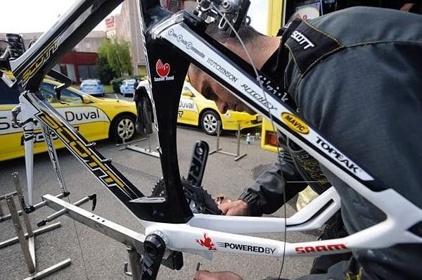 The rear wheel cutout is expectedly deep and covers nearly a quarter of the wheel's circumference.