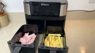 Cooking chicken wings and fries in the Ultenic K20 in separate drawers