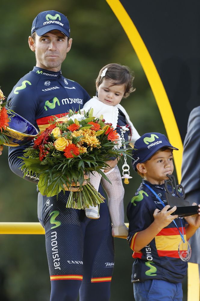 Alejandro Valverde and his children on the final podium of the 2015 Tour de France.