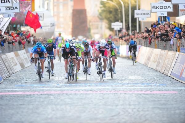 The sprint finish at the end of stage 3 at Tirreno