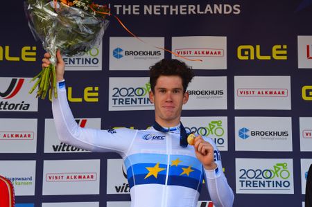 Alberto Dainese pulls on the European champion's jersey