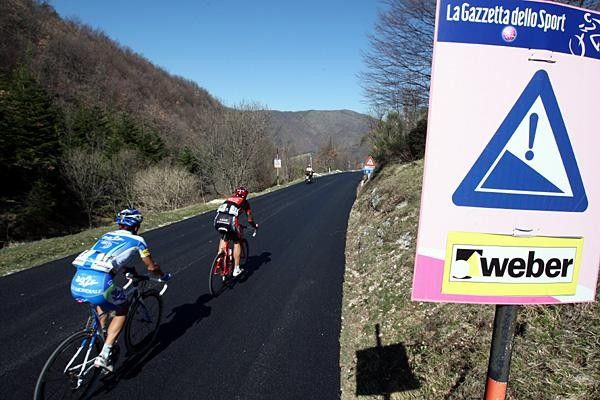 Fast decent for the lead duo of Loyd Mondory (Ag2r-La Mondiale) (l) and Jos&eacute; Vicente Garcia (Caisse d'Epargne).