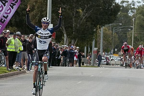 Alex Carver (Team Jayco Skins) takes out stage four in Swan Hill with the peloton closing in at the finish.