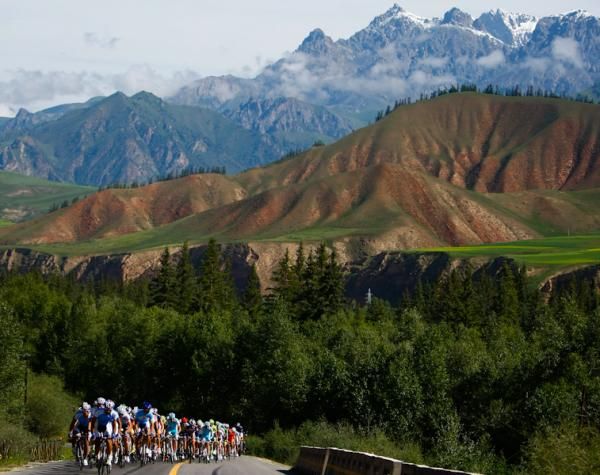 Tabriz Petrochemical Team on the front during the stage