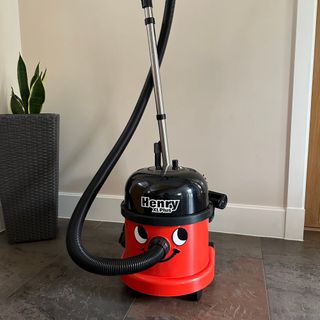 Henry XL Plus vacuum cleaner testing and review process