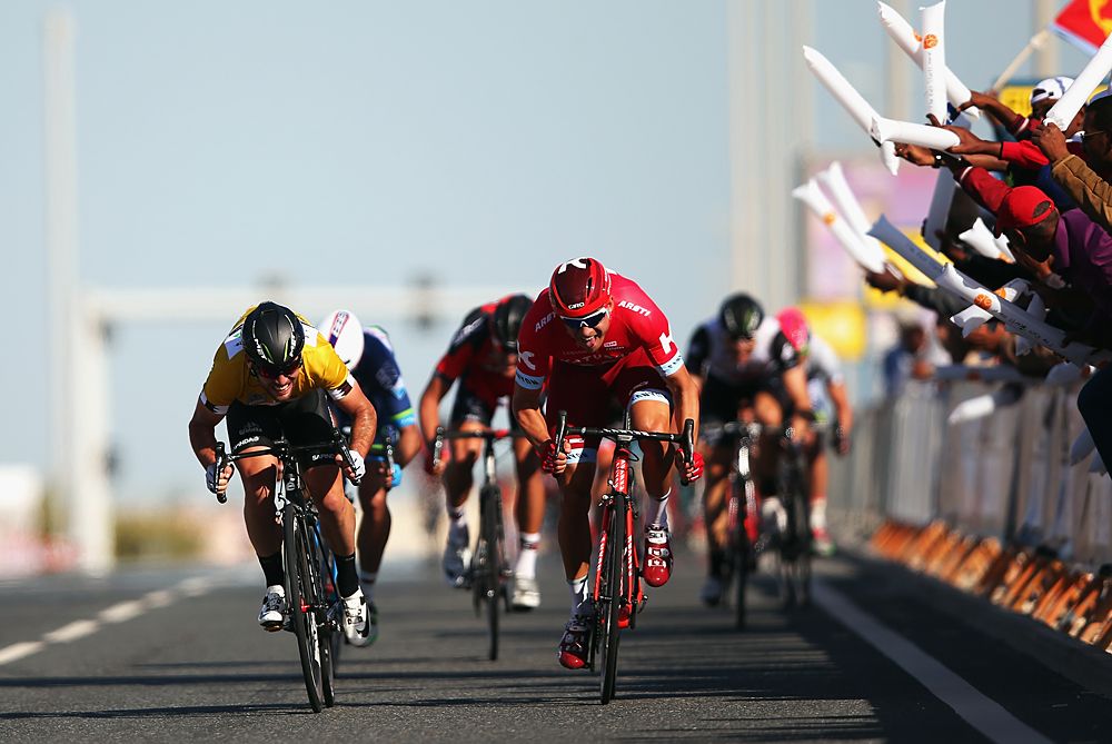 Head-to-head sprint between Mark Cavendish (Dimension Data) and Alexander Kristoff (Katusha)