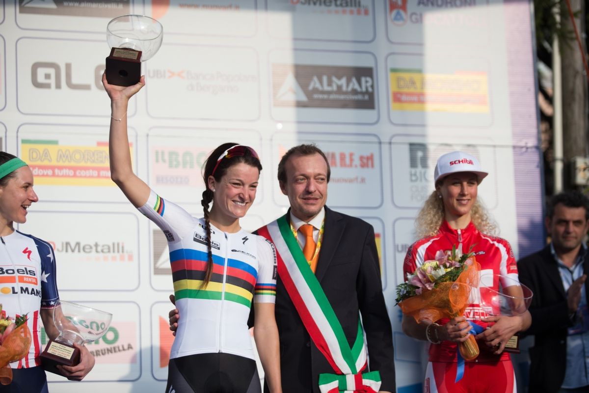 World champion Elizabeth Armitstead (Boels Dolmans) with her trophy