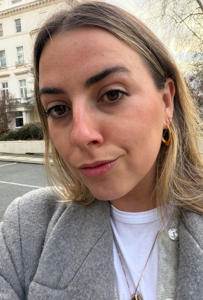 Shannon wearing the Hourglass Unlocked Extensions mascara