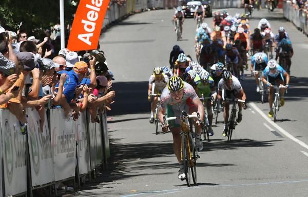 Cardoso clings to a small lead as he approaches the finish