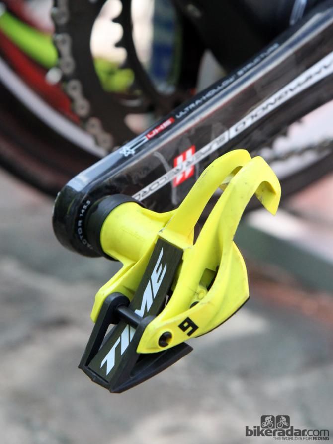 Matching bright neon Time Xpresso pedals for the Neri Sottoli team