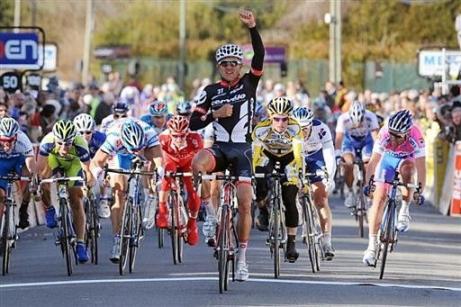 Heinrich Haussler (Cervelo TestTeam) wins the sprint ahead of Mark Renshaw (Columbia-Highroad)