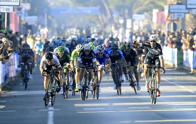 Mark Cavendish (Omega Pharma-QuickStep) sprints to victory in stage 6 at Tirreno-Adriatico