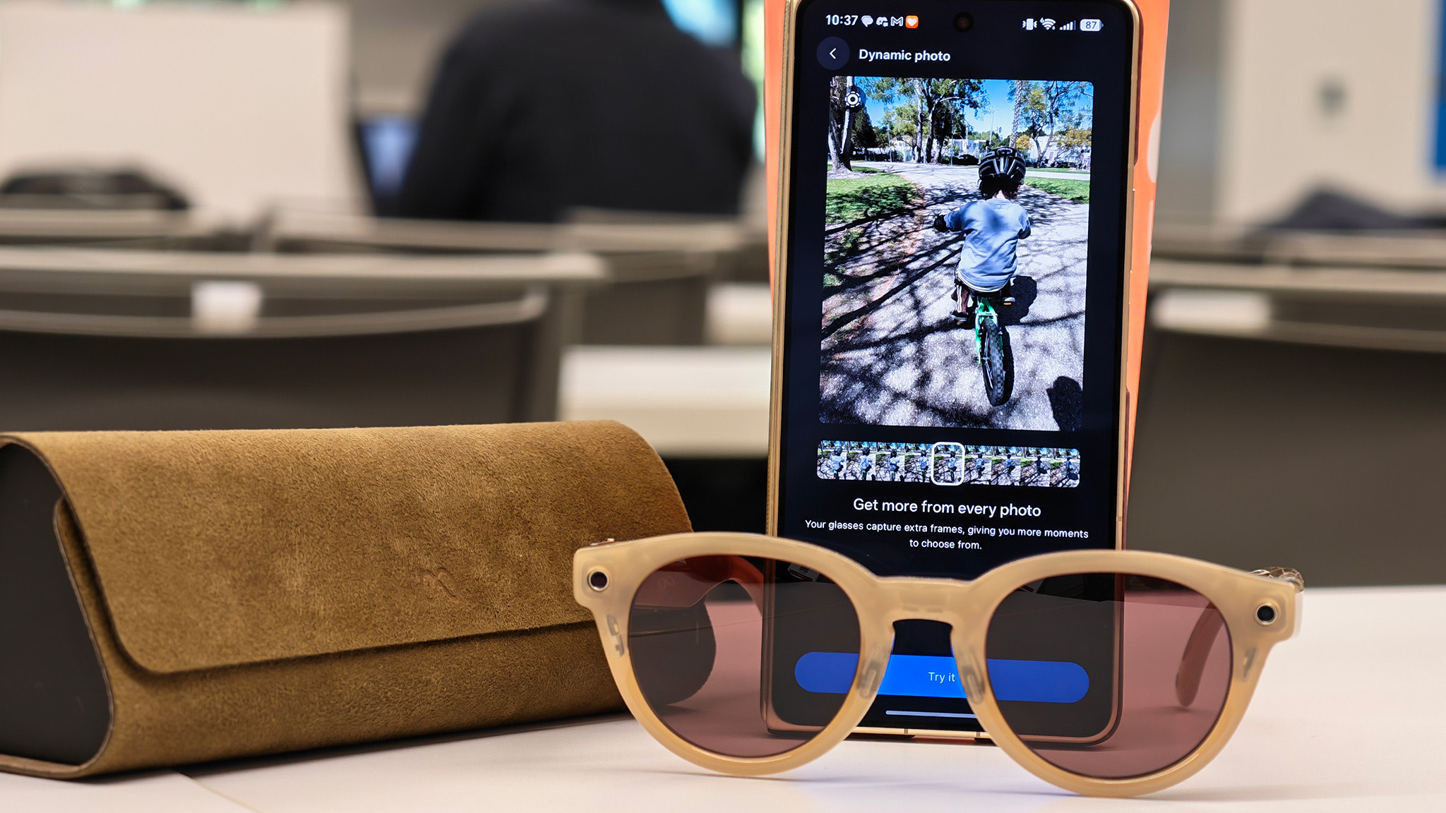 Meta Glasses Nova style with its case and the Meta AI app showing the new Dyanmic Photos feature