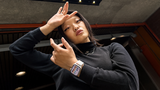 La bailarina callejera experimental Jin Lee Baobei llevando la nueva correa Edición Orgullo Sport Loop para el Apple Watch