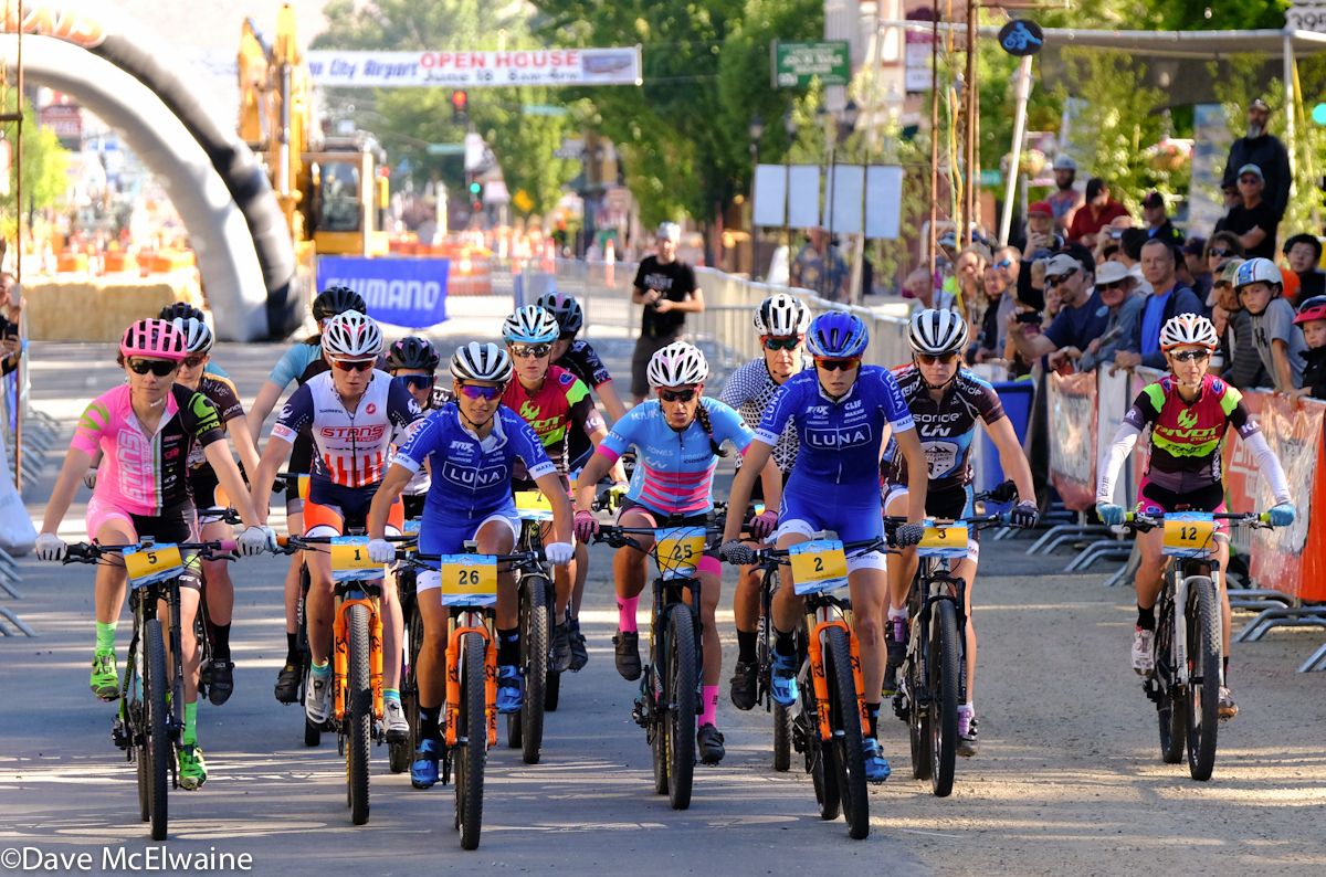 The Luna women lead the pros out onto the course.
