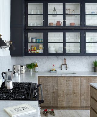 Arranging L-shaped kitchens demonstrated in a marble scheme with rustic wood and dark blue cabinetry.