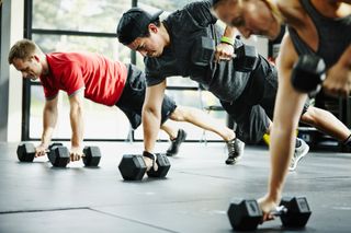 What dumbbell weights should I use? Image of gym class using dumbbell