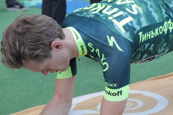 Matti Breschel executes an abdominal bridge.