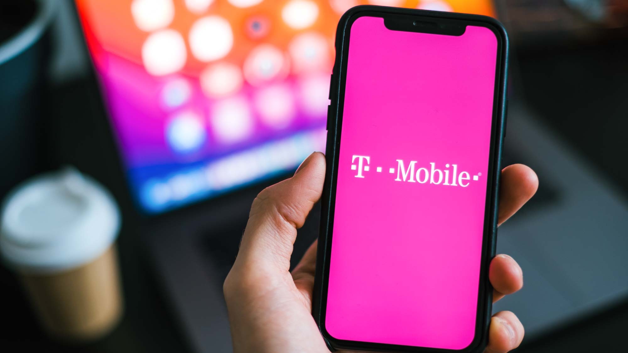 Uma imagem mostrando um iPhone com o logotipo da T-Mobile