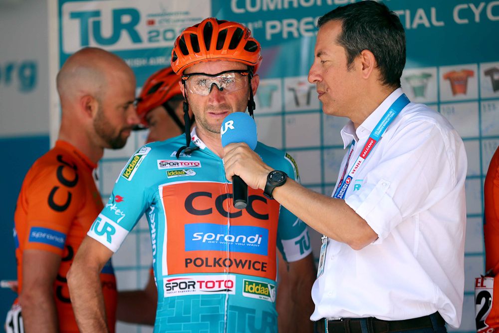 Rebellin at sign in before the stage.