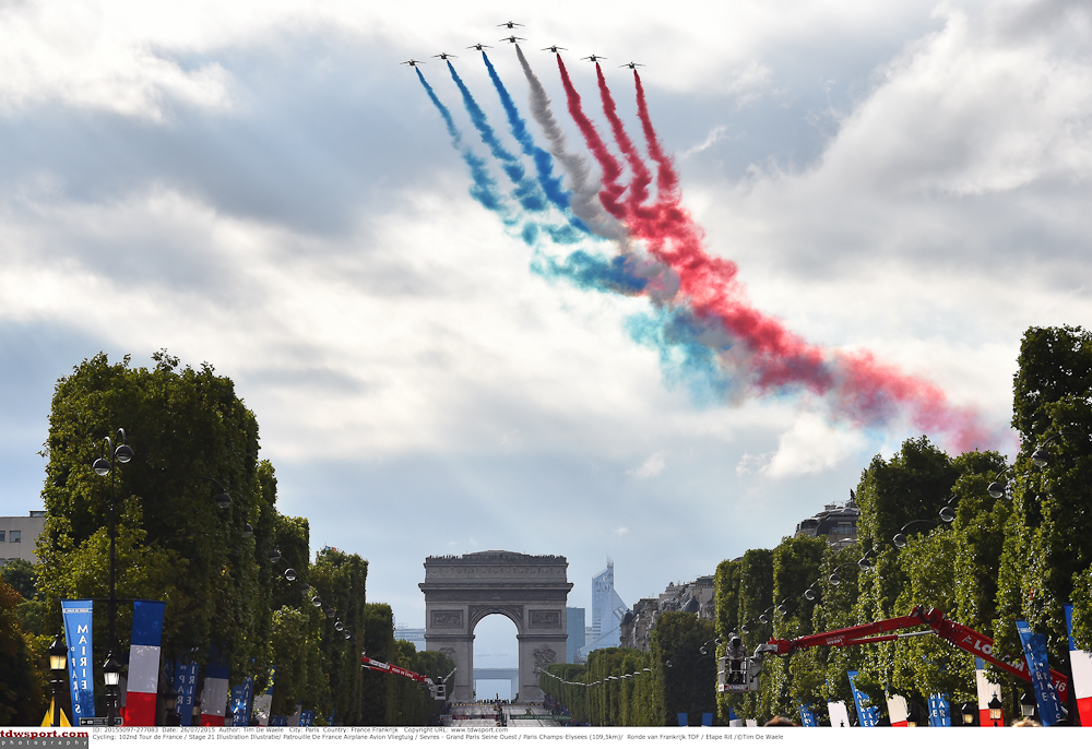 Jets launch the final day of racing along the Champs Elysees