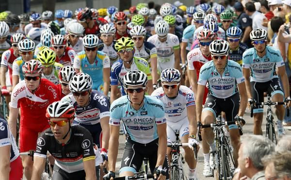 The peloton eases off the start line in Rouen at the beginning of stage 5.
