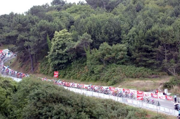 The peloton dives down to the finish