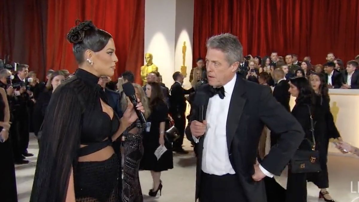 Hugh Grant and Ashley Graham Had the Most Awkward Interview on the Oscars Red Carpet