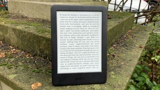 Lo schermo di Kindle base non è nitido come quello del Paperwhite. (Immagine: TechRadar) 