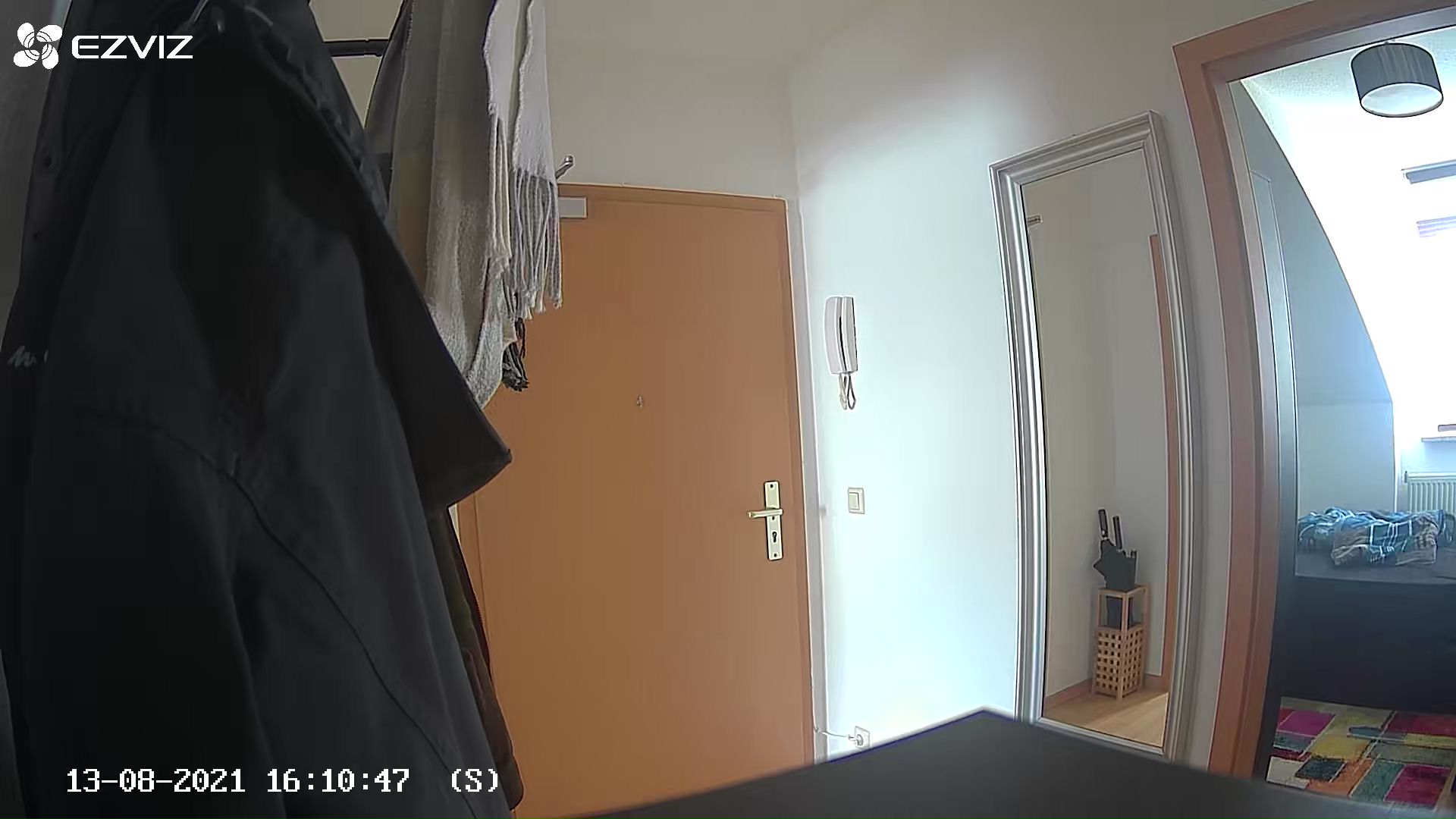Blick auf eine Wohnungstür mit einer Überwachungskamera bei Tag