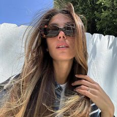 Creator @jaimeridge taking a selfie with sunglasses and smooth, frizz-free hair 