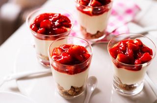 canape recipe_Strawberry cheesecake pots