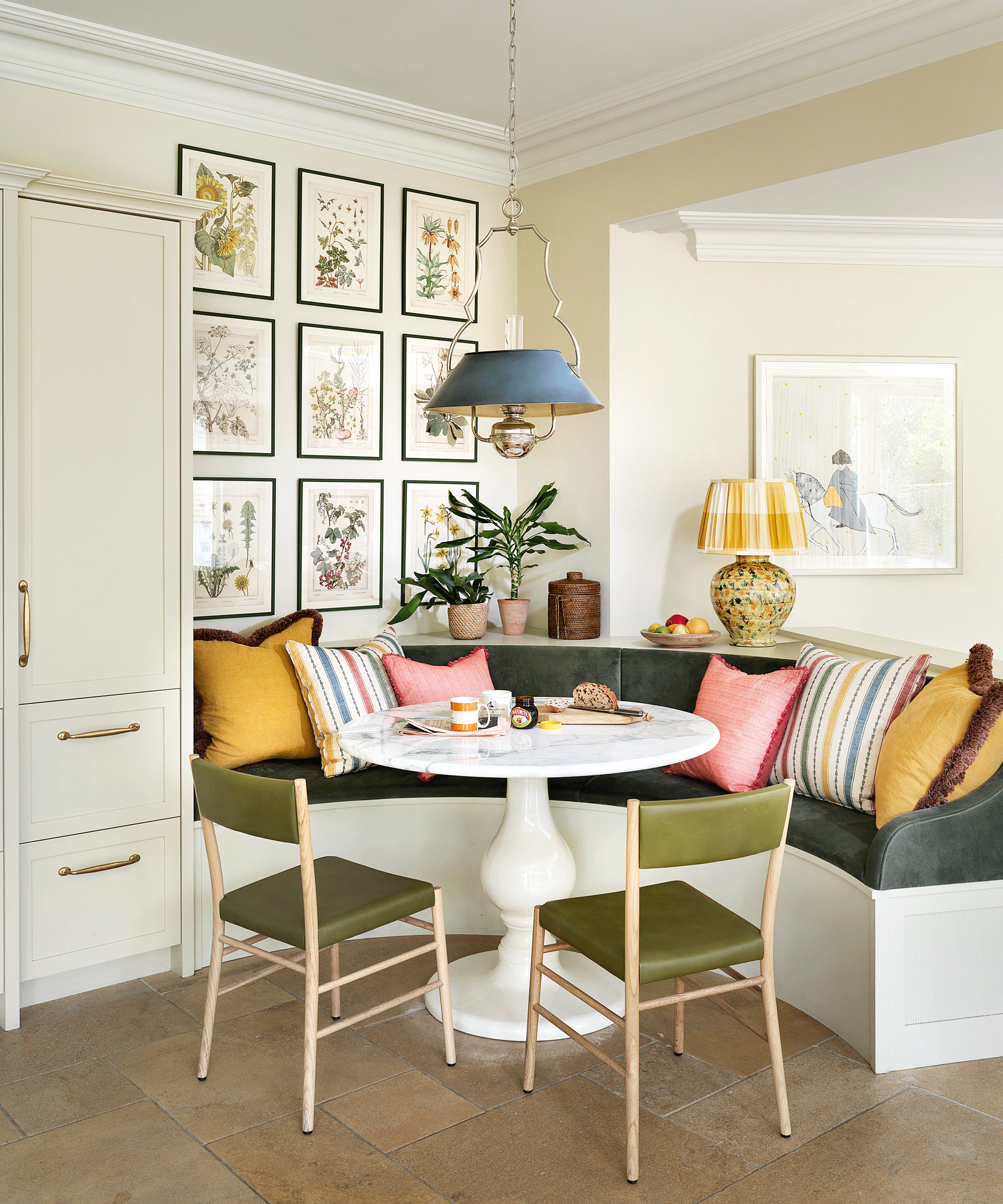 Krzesła bankietowe z kolorowymi poduszkami i obrazami ściennymi