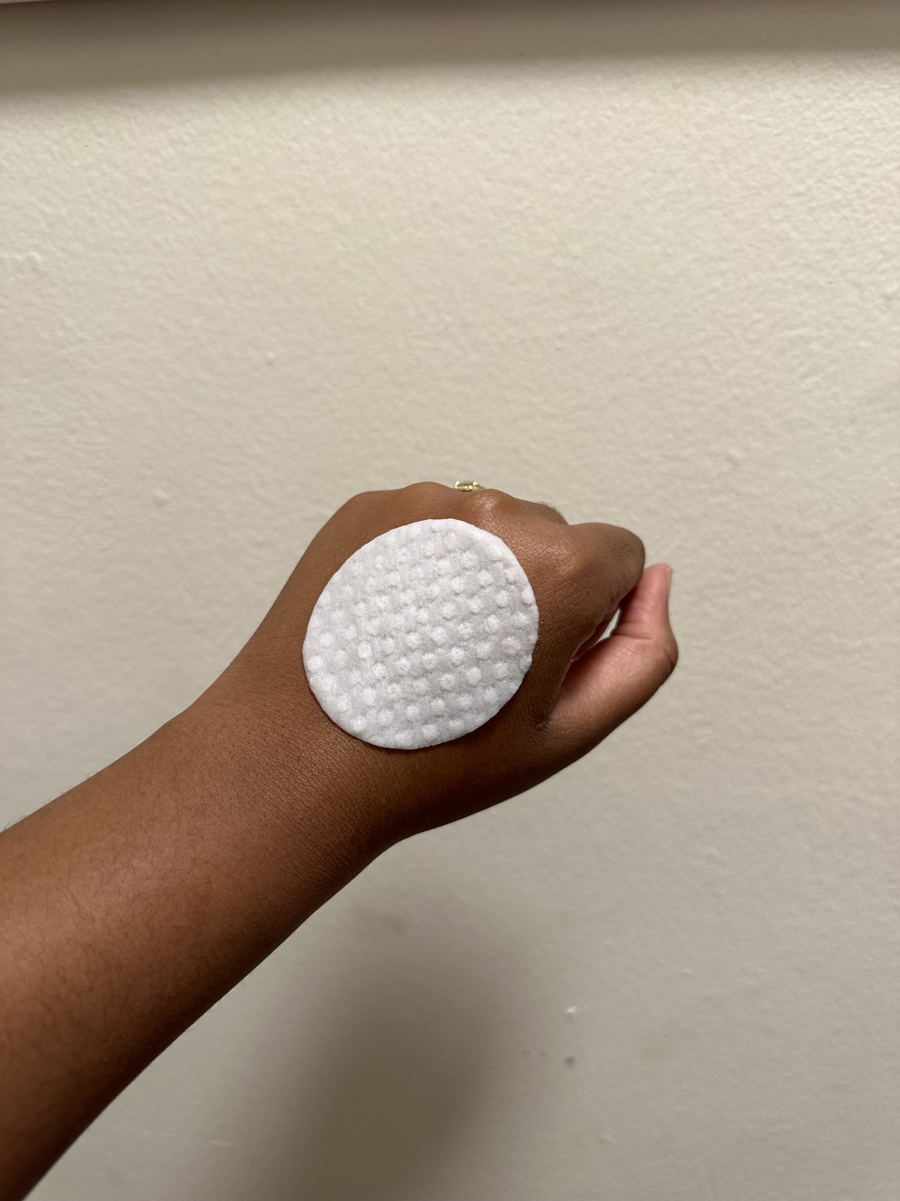 Ariel Baker using the First Aid Beauty Ingrown Hair Pads with BHA & AHA