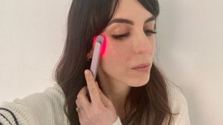 Beauty Editor, Stephanie, using the red light therapy device for this Solawave review