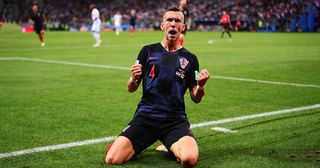 7月11日，在俄罗斯莫斯科卢日尼基体育场，克罗地亚球员佩里西奇在2018年俄罗斯世界杯半决赛英格兰对阵克罗地亚的比赛中为球队打进首球。