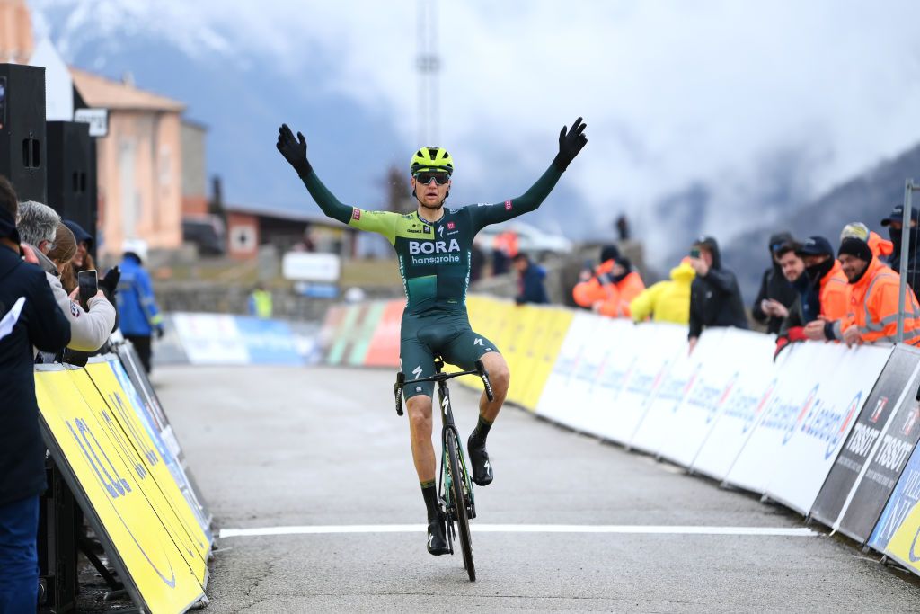 Aleksandr Vlasov raises his arms in victory on stage 7 of Paris-Nice