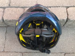 Adjustable retention dial of the MET Rivale MIPS helmet