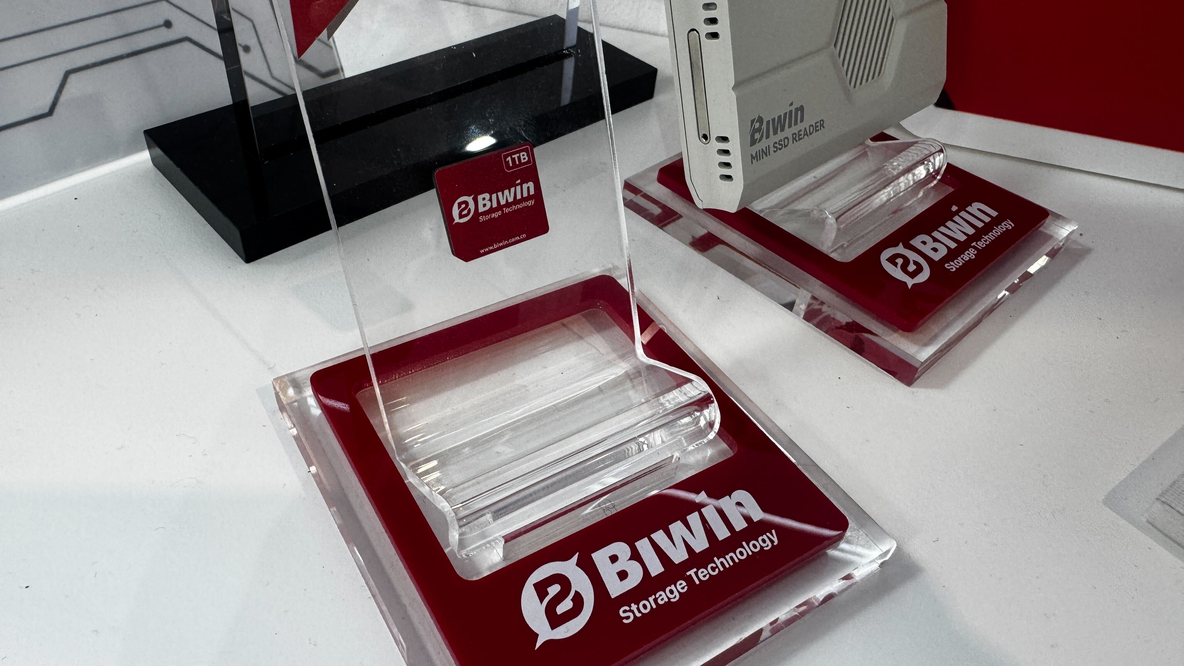 Biwin Mini SSD CL100 at MWC 2026