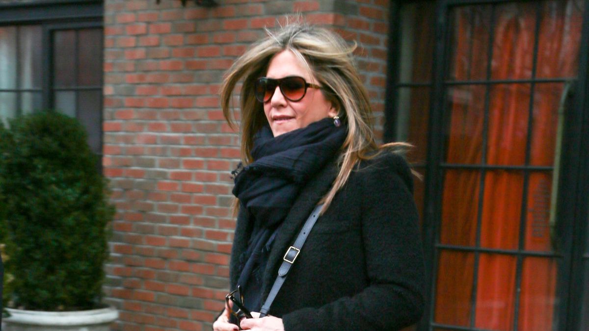 Jennifer Aniston propose une inspiration de tenue intemporelle avec un jean skinny et des bottes hautes 