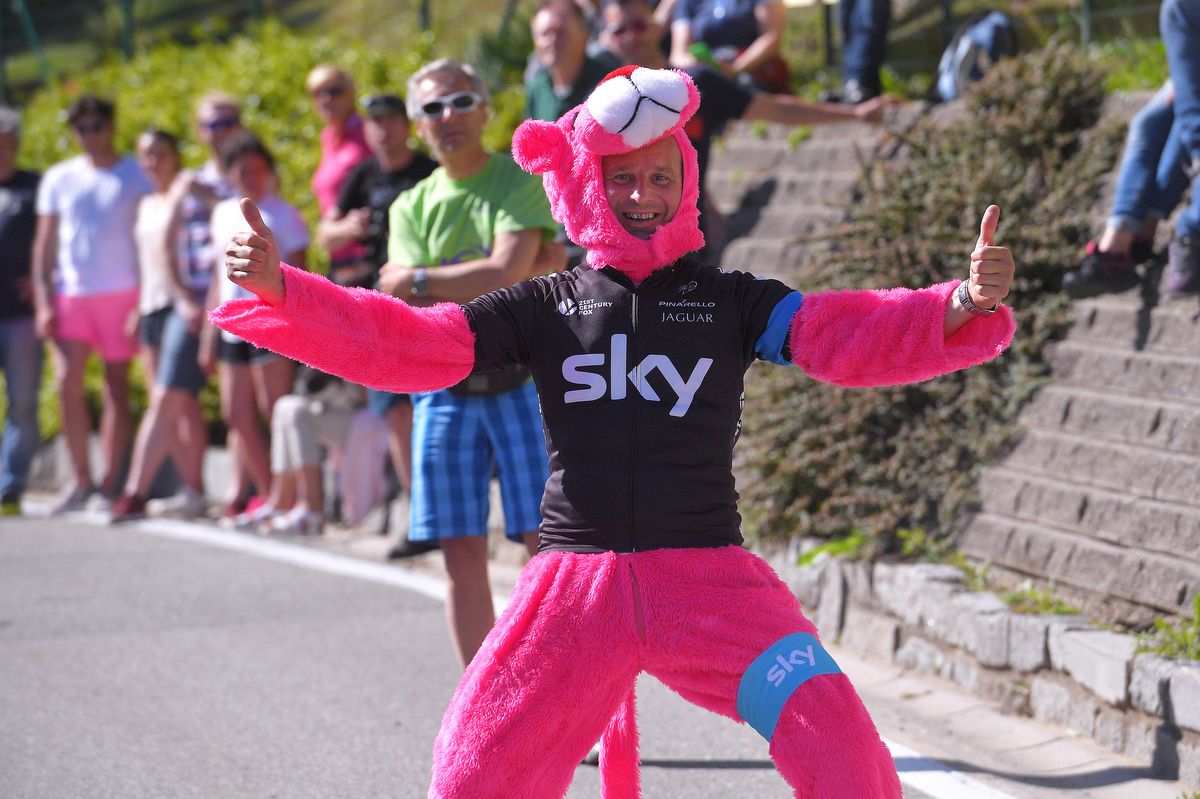 A sky fan enjoying the action