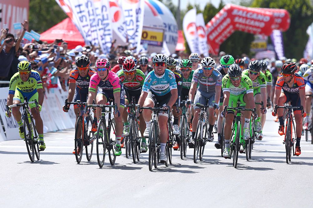 Mark Cavendish (Etixx-QuickStep) wears the blue leader's jersey