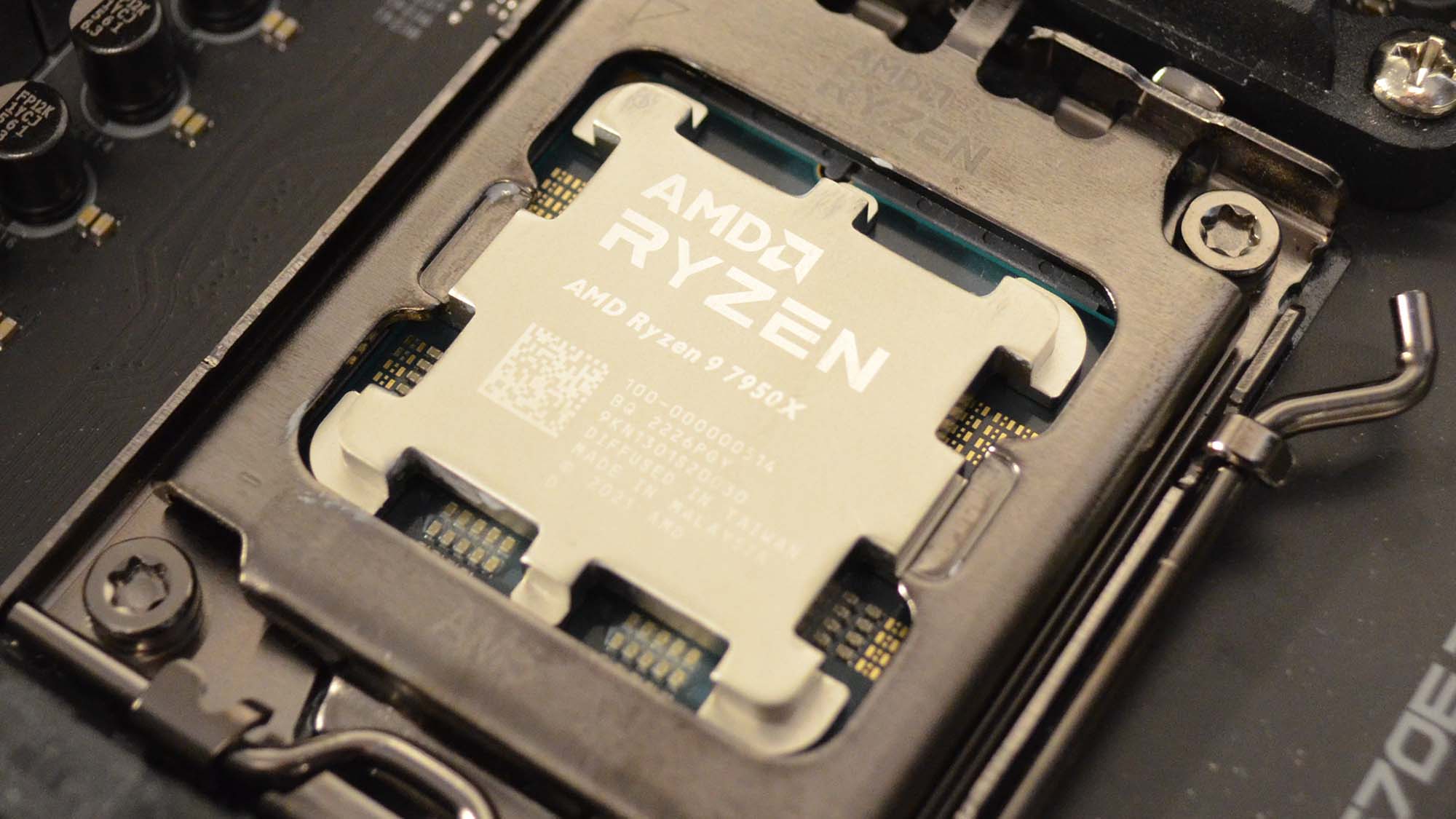 Un AMD Ryzen 9 7950X inséré dans un socket AM5.