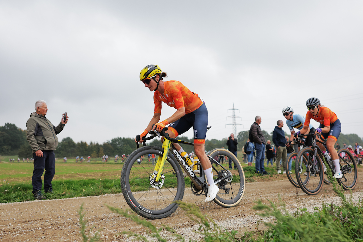 UCI Gravel World Championships LIVE – Vos and Wiebes on the attack in finale of elite women's race 