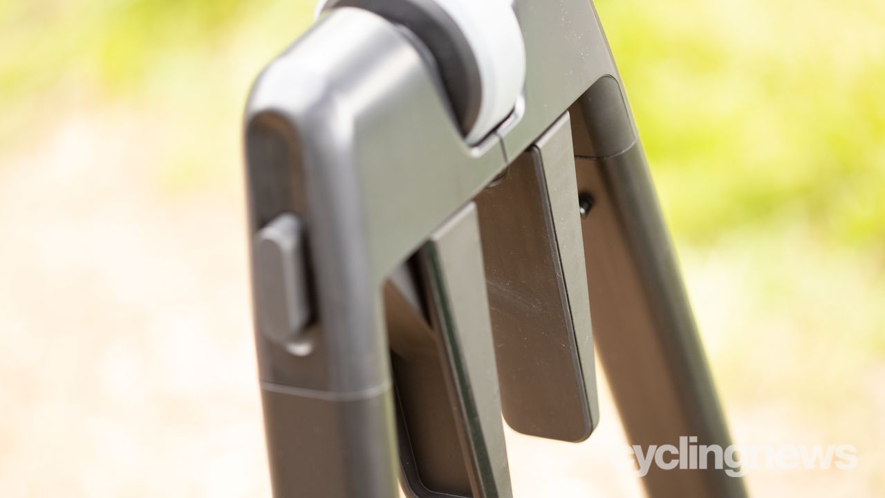 Wahoo Kickr Rollr front wheel retention device